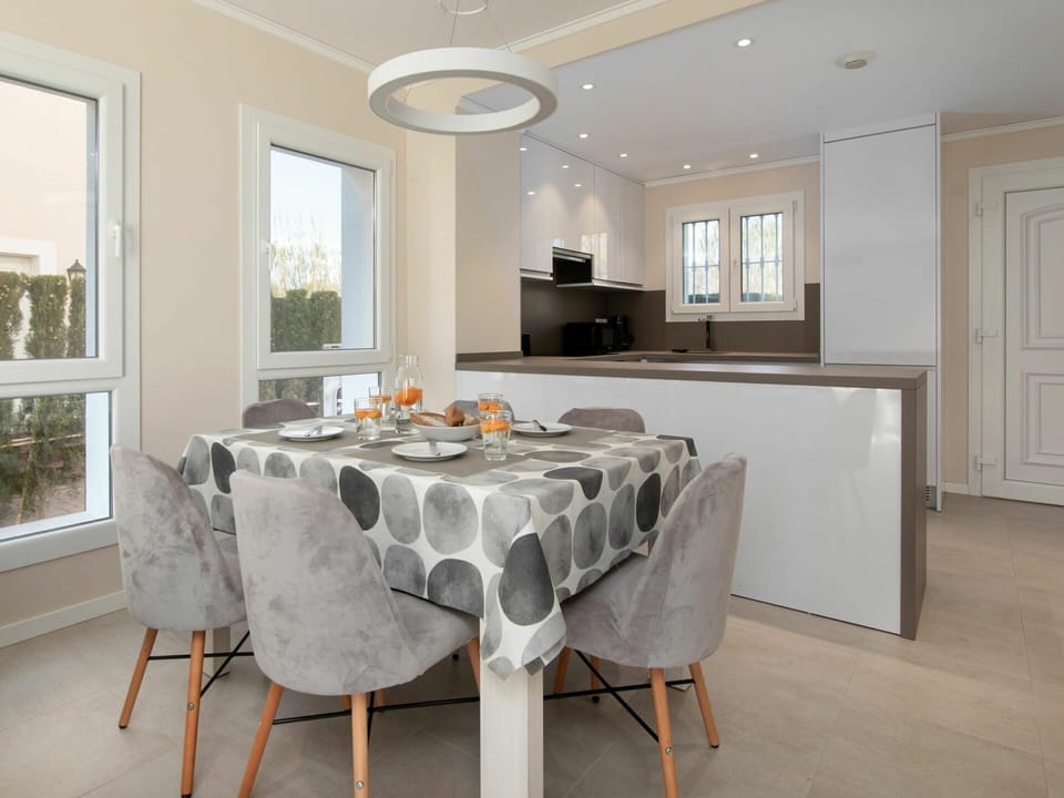 Furniture, Table, Building, Window, Wood, Tablecloth, Chair, Kitchen & Dining Room Table, Interior Design, Cabinetry