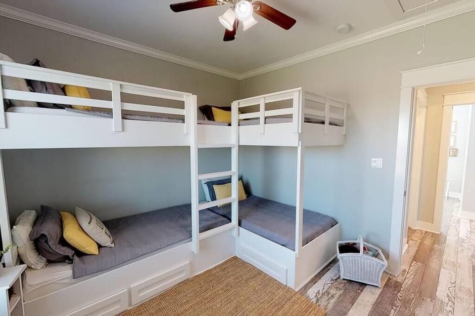Third Bedroom - Two sets of twin Bunk Beds (2)