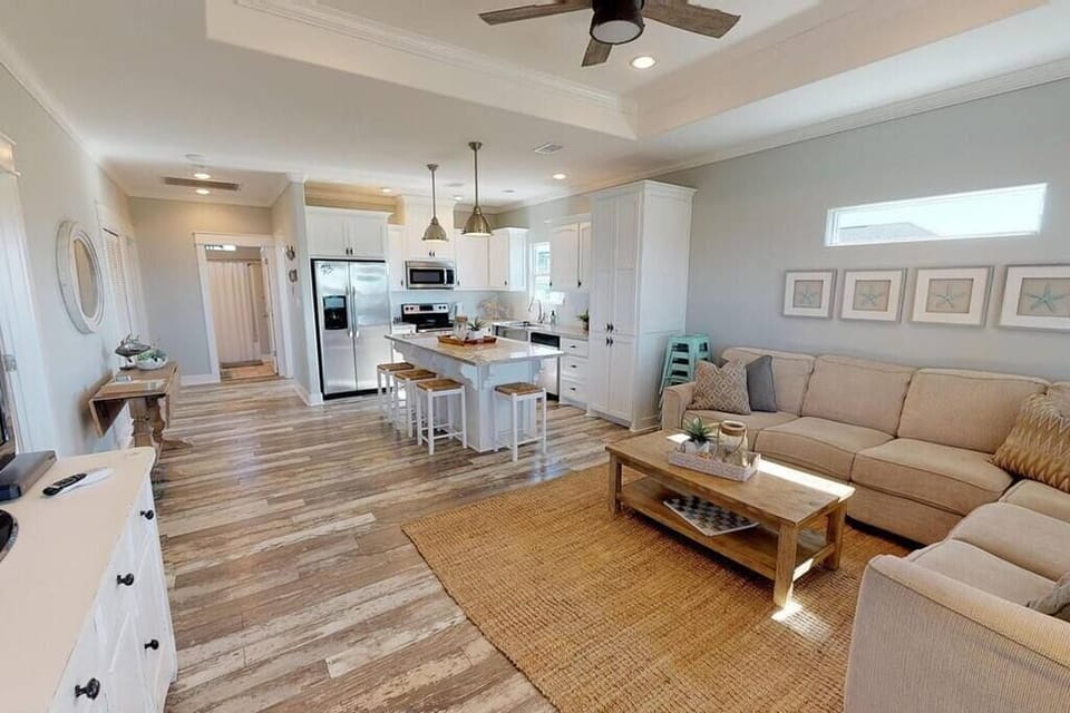 Open concept Living and Kitchen (2)