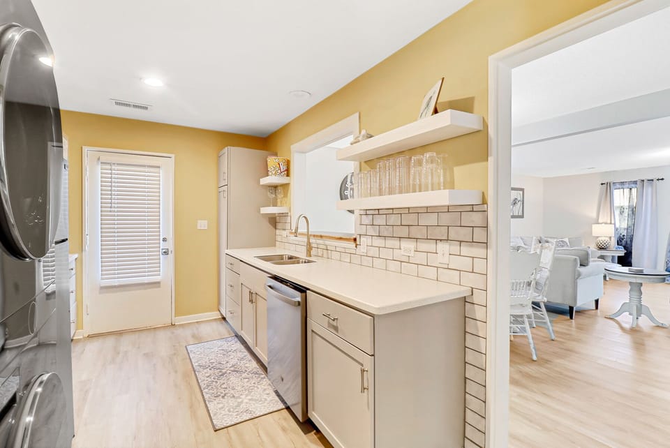 591 Queens Grant | Modern Kitchen w/ stainless steel appliances - 591 Queens Grant | Modern Kitchen w/ stainless steel appliances