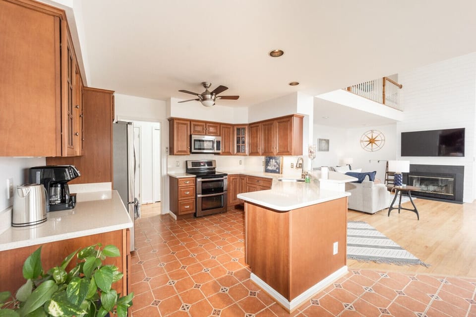 Luxe Kitchen with breakfast bar seating