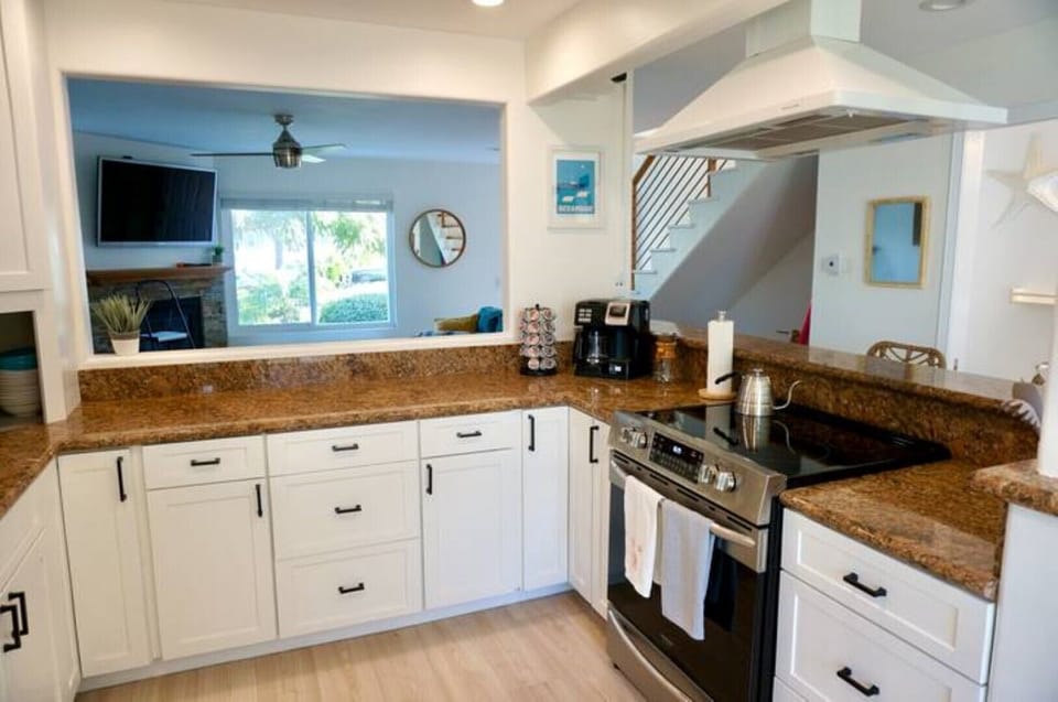 Well equipped Kitchen with Air Fryer oven, coffee station and microwave. 