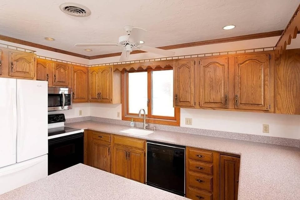 Third Floor Kitchen (2nd Kitchen)
