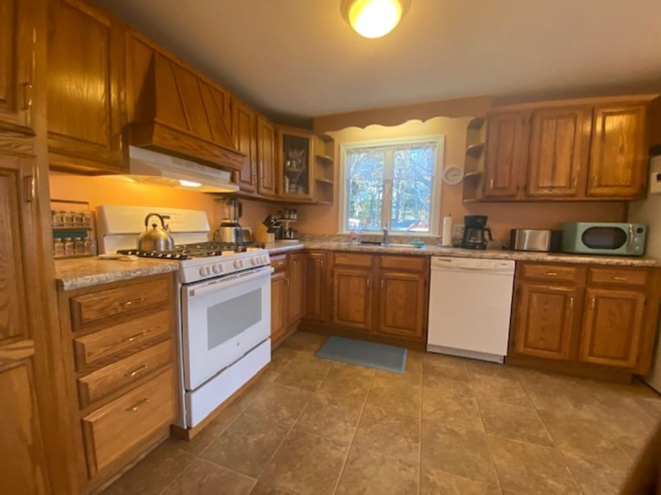 Large eat in kitchen with gas stove, dishwasher, refrigerator