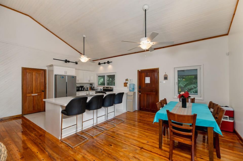 Modern renovated kitchen (2024). Well equipped, new appliances and dishwasher.