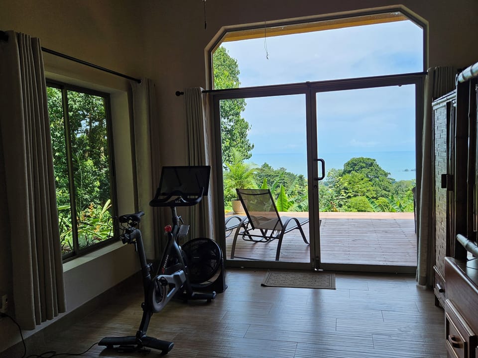 Spacious Queen Bedroom, with air conditioning and beautiful ocean view.
