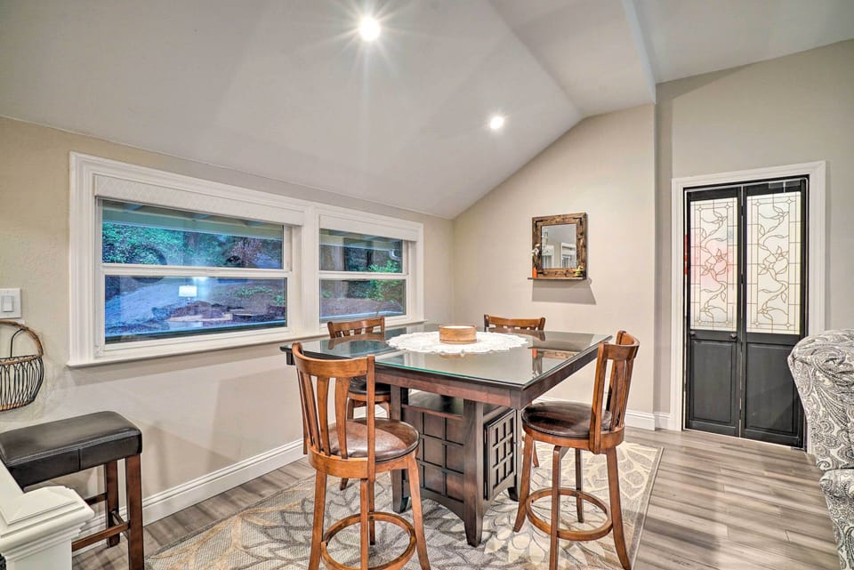 Dining Area | Dishware & Flatware Provided