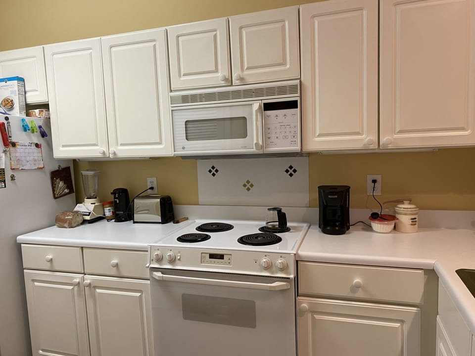 Stove and microwave. Lots of cabinet space.
