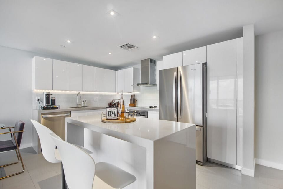 Kitchen Island: The large kitchen island is great for grabbing breakfast in the morning and hosting.