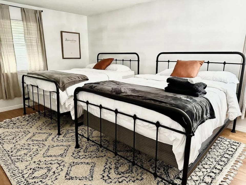 [Side B] (Bedroom 3) 2 Queen Beds