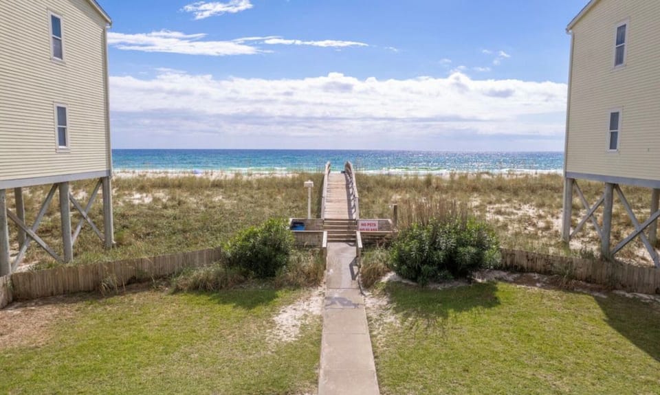 Short walk to the beach. It actually takes two minutes.
