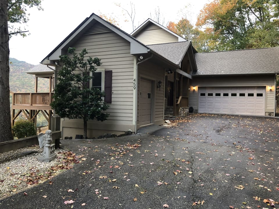 The Mountain View Lodge has end-of-the-road privacy and a beautiful entrance.