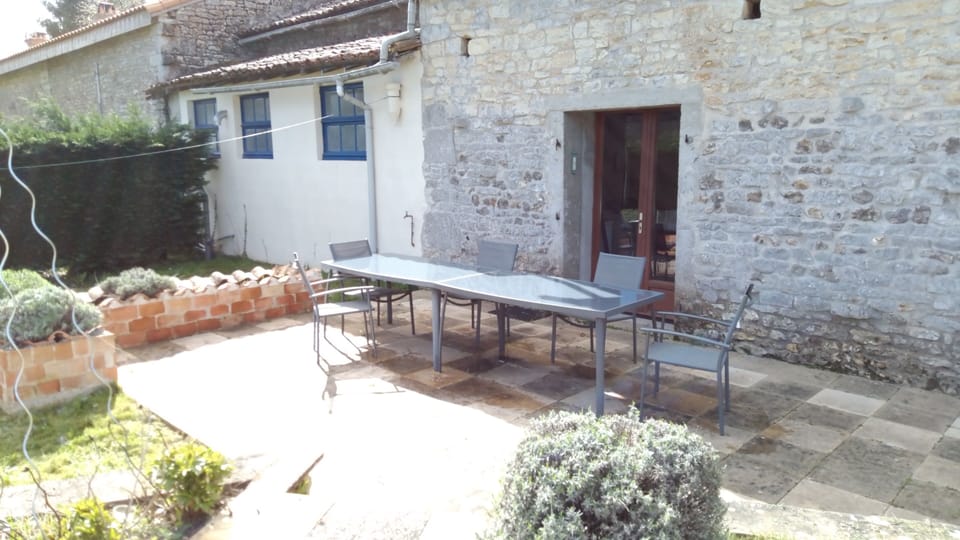 Outdoor seating / patio area