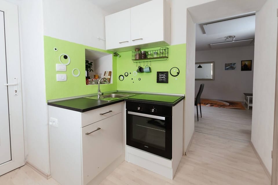 Full kitchen.