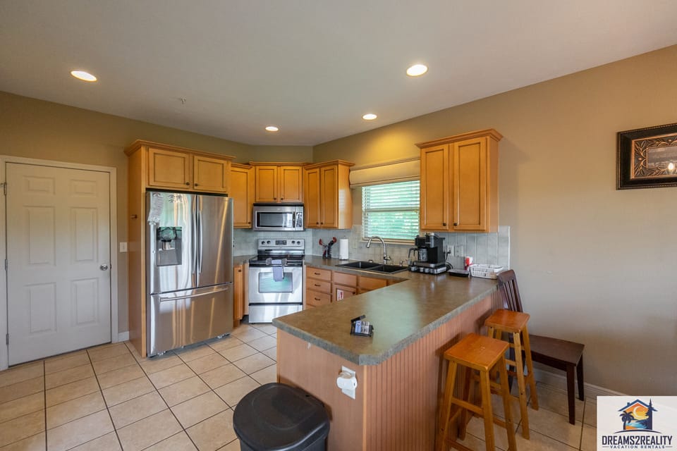 Breakfast Bar and Kitchen