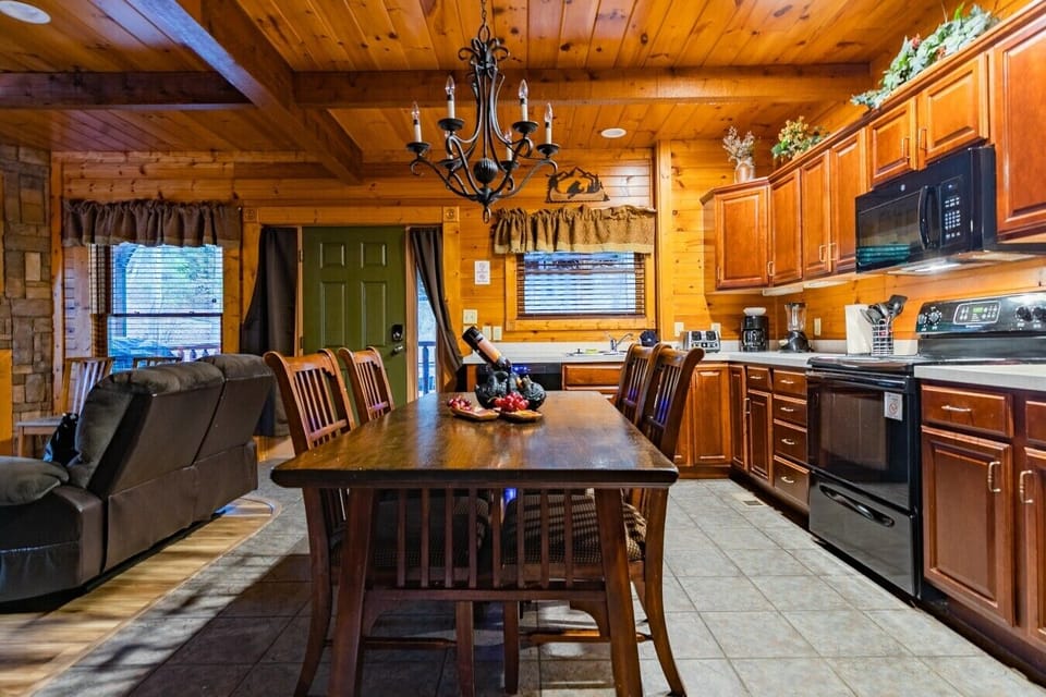 Dining table for six under the chandelier — family dinners sorted