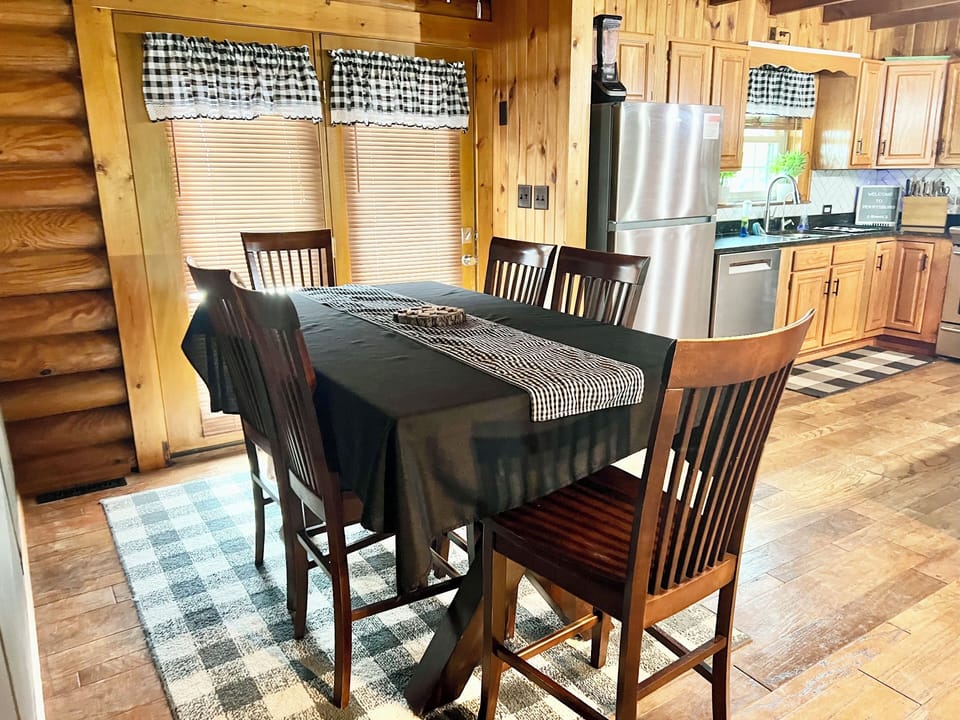 Seating for 6 at the dining room table. Seating for 4 at the counter.