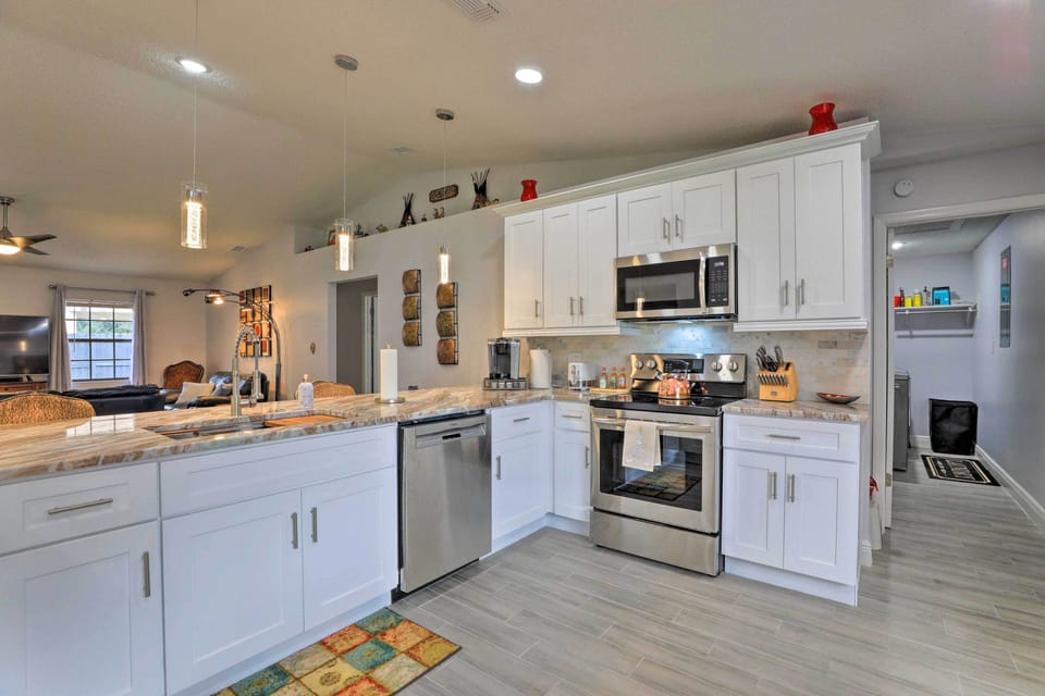 Kitchen | Fully Equipped w/ Cooking Basics
