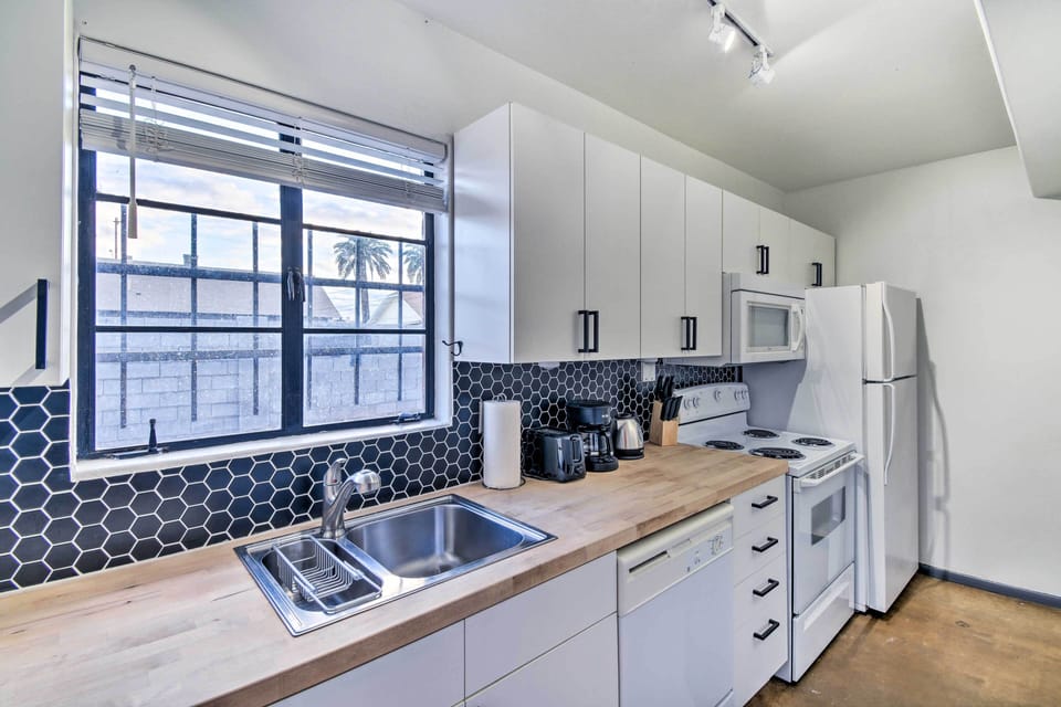 Fully Equipped Kitchen | Dishware & Flatware