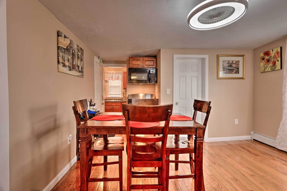 Dining Area | Dishware/Flatware Provided