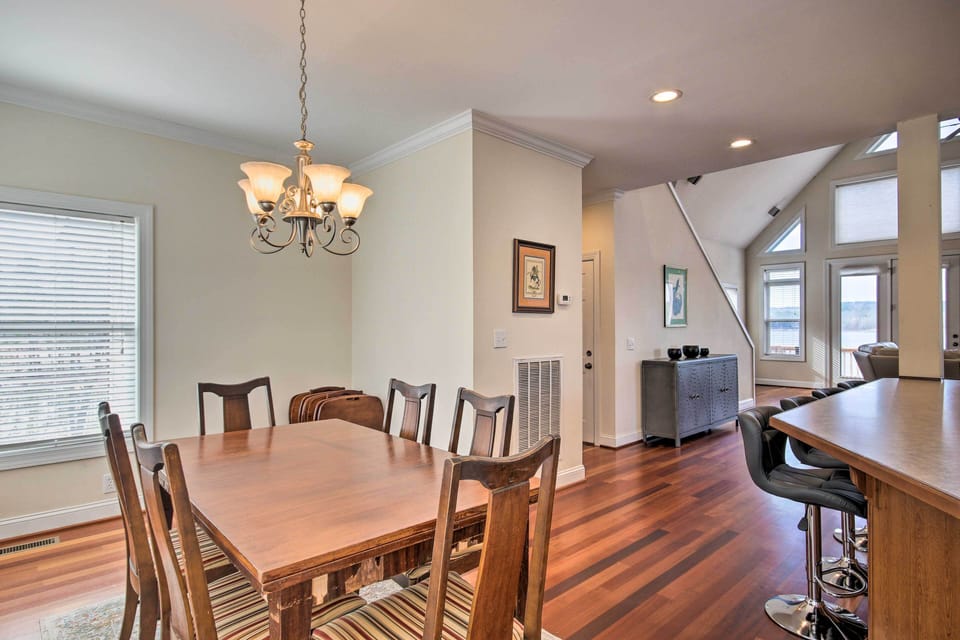 Dining Area | Main Floor | Dishware & Flatware Provided
