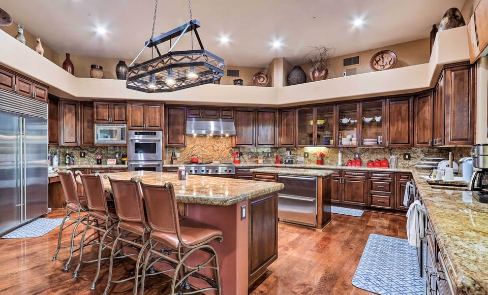 Kitchen | Breakfast Bar | Stainless Steel Appliances | Granite Countertops