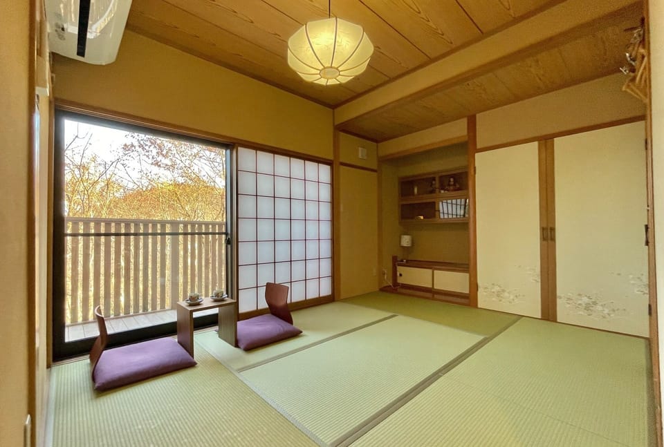 You can enjoy a view of the lush greenery from the Japanese-style room on the 1st floor.
