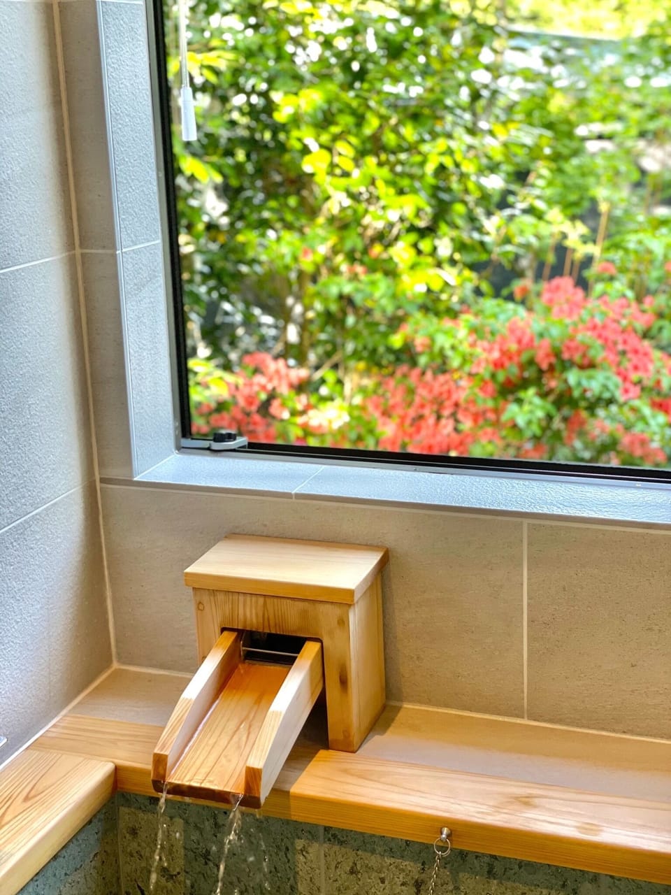 Elegant brand: Astec Towada Ishiwa Bath The cypress that gives off a pleasant fragrance is used for the stile, and the Towada stone that looks calm is used inside the bathtub. In addition, it is packed with unique features that allow you to relax from the bottom of your heart.