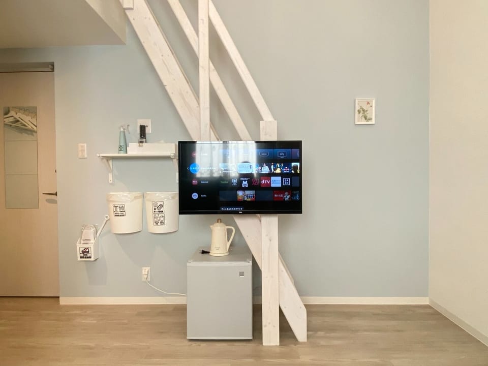 All of our TVs use smart TVs.
