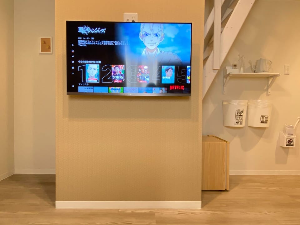 All of our TVs use smart TVs.