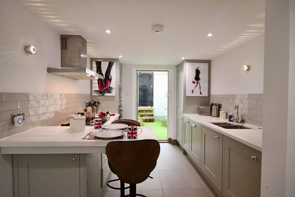 Fully loaded kitchen with dining area, dishwasher, washer/dryer. Fully loaded!
