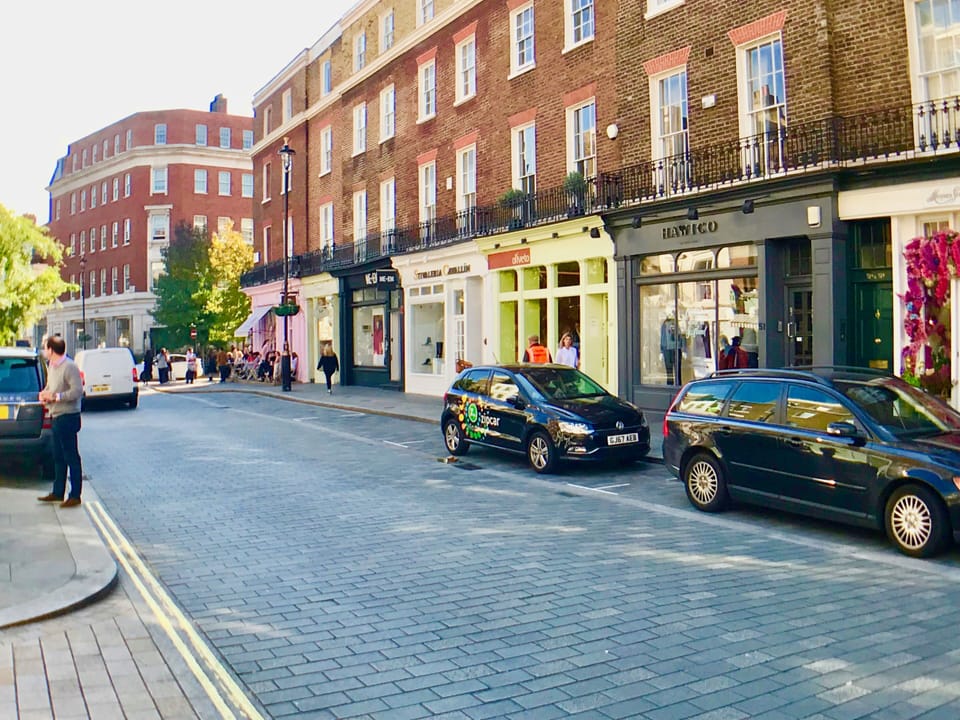 5 minutes walk from chic  Elizabeth Streets boutiques/cafes restaurants/bars

