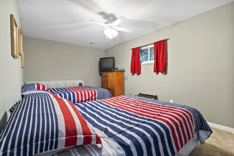 Second Bedroom (Two Full Beds)