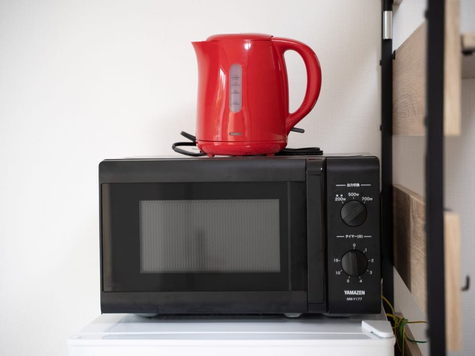 ・[1F Kitchen] A microwave oven and electric kettle are installed.
