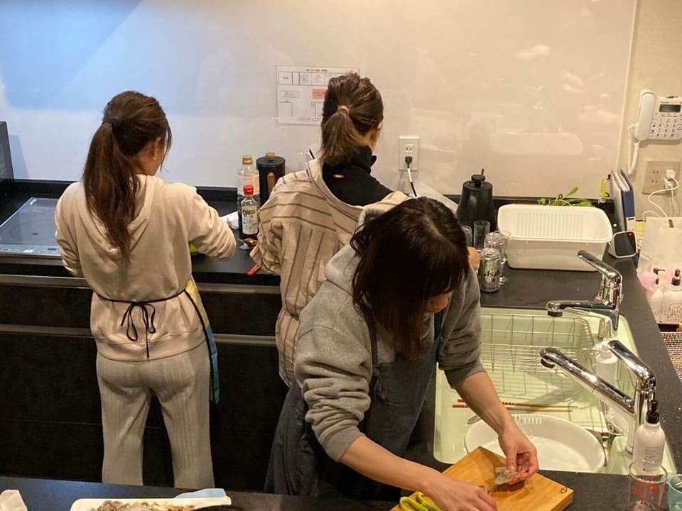 3 people can cook comfortably