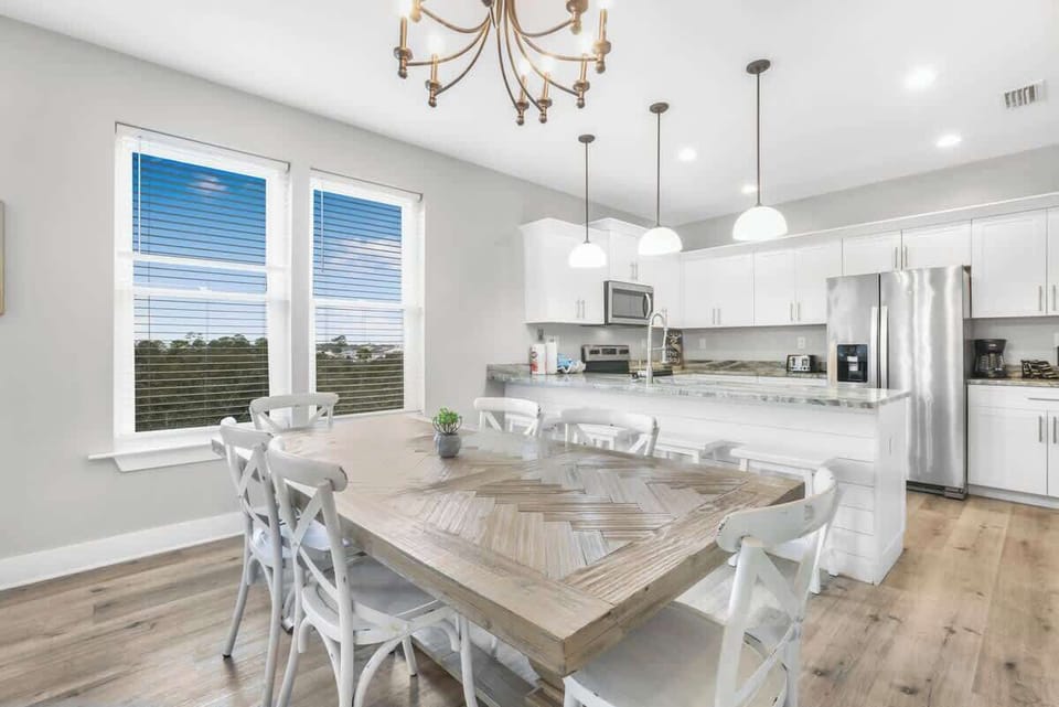 Family dinner table close to the breakfast bar with room for everyone.