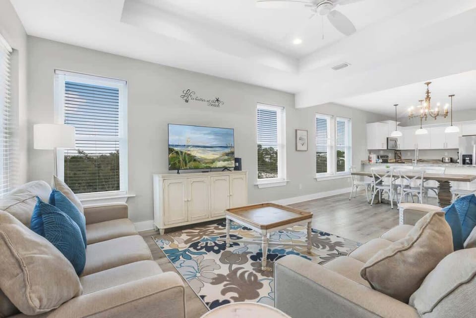 Large living room with a smart TV for your entire party to enjoy.