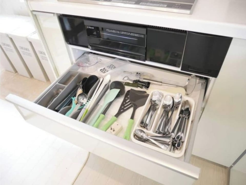 Has basic cooking utensils
