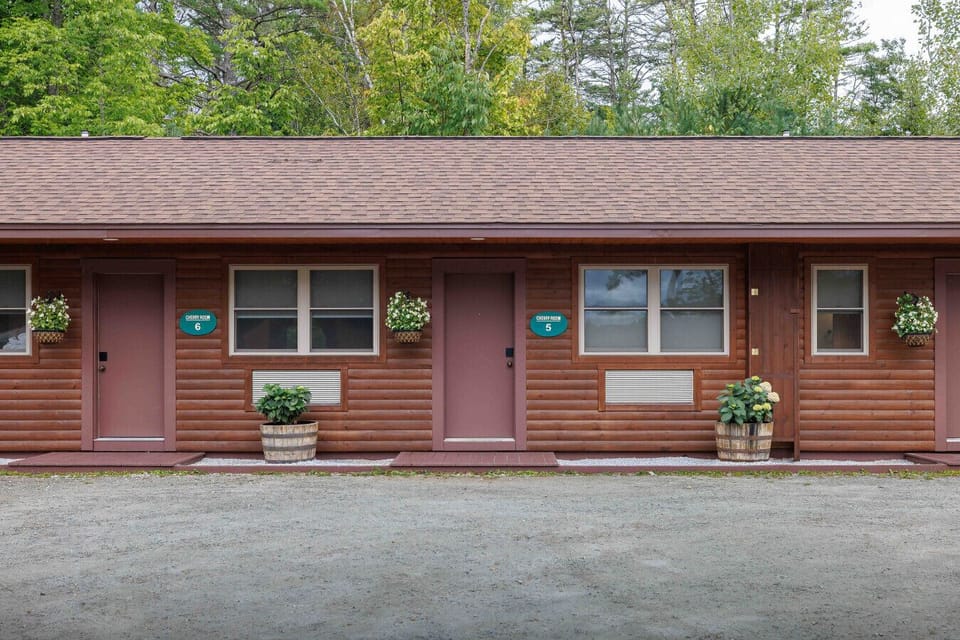 Exterior Cherry Lodge Room