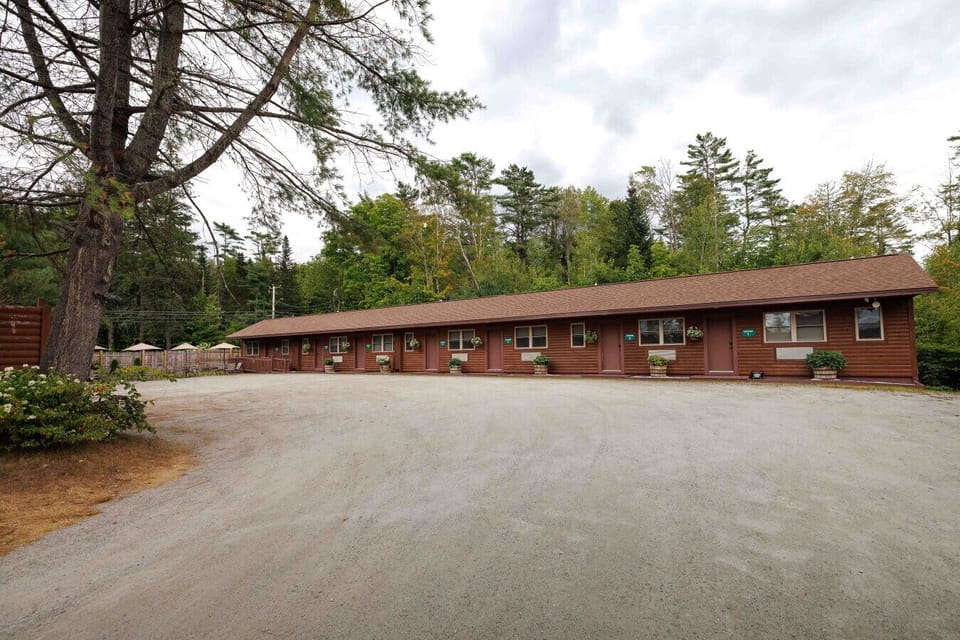 Exterior Cherry Lodge Room