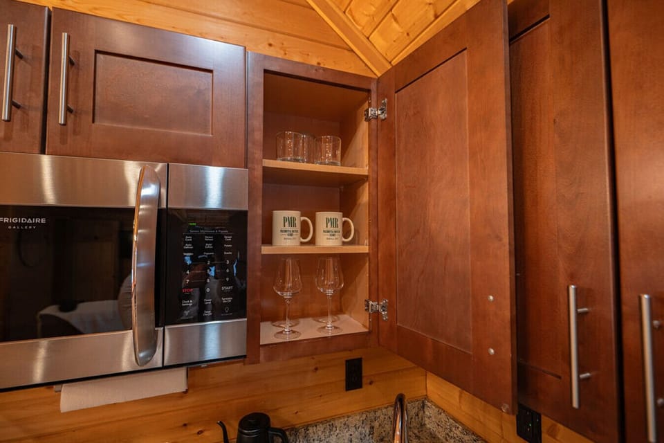 Microwave / Dishes