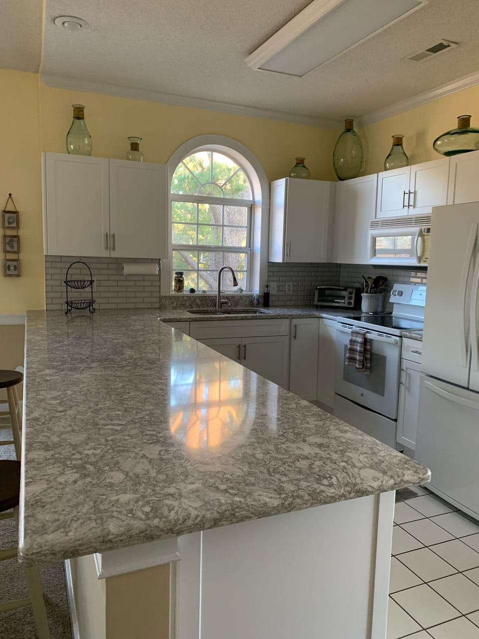 Breakfast bar /kitchen