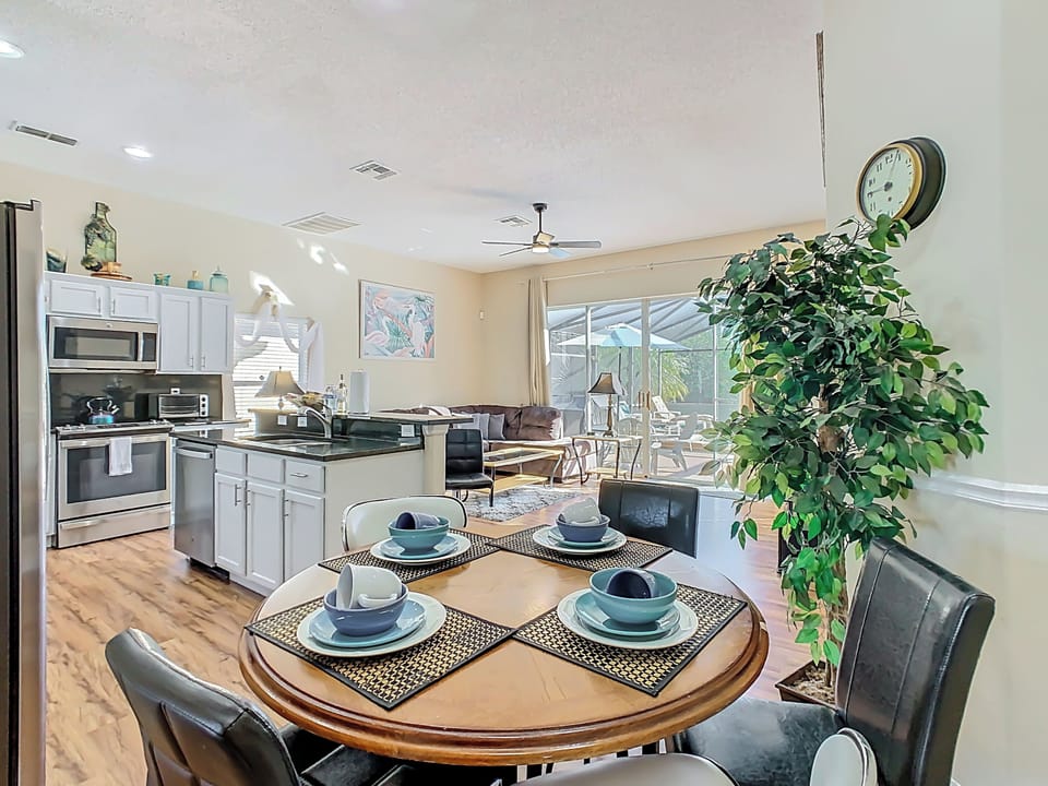 🍴 Spacious kitchen overlooking the dining area—great for enjoying meals together.