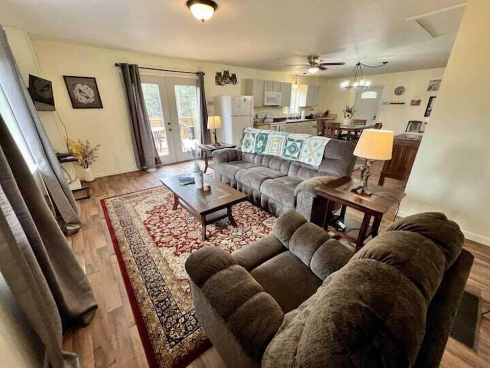 (8) ample seating for enjoying your evenings in