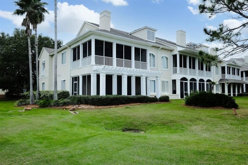 002 104A 200 Peninsula Blvd 10522