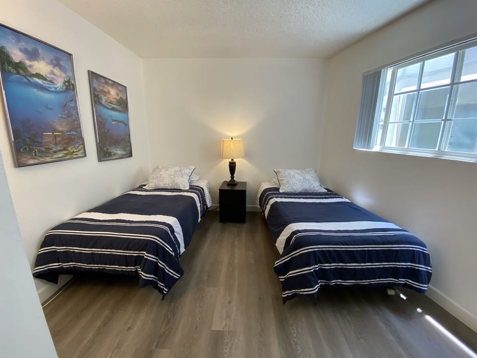 Guest Bedroom with 2 Twin Beds