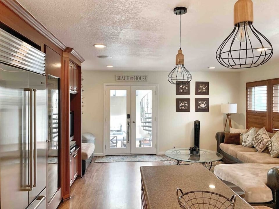 TV area off of kitchen (1).