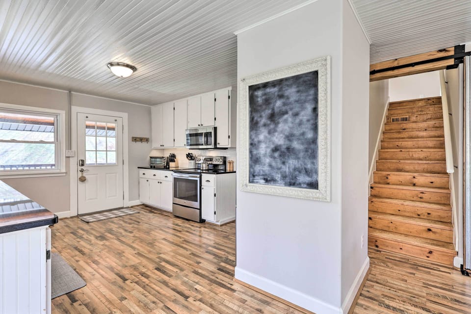 Fully Equipped Kitchen | Main Floor