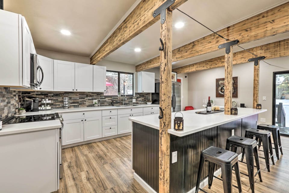 Kitchen | 4-Person Breakfast Bar
