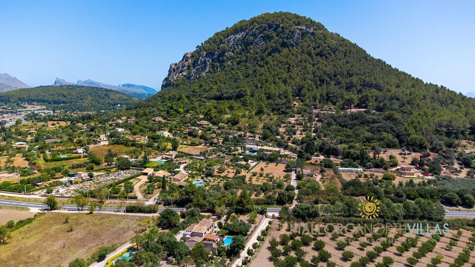 Panoramic aerial view of the valley and mountain surrounding Ca na Pereta, a peaceful rural setting in the heart of Mallorca’s nature.